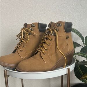 UNIONBAY Tan and Black Lace Up Boots with Sturdy Design